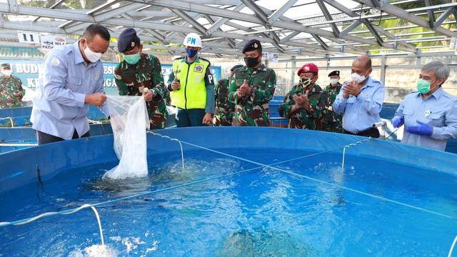 Menteri Kelautan dan Perikanan Edhy Prabowo memberikan 500 ekor benih patin kepada Sekolah Staf dan Komando Angkatan Laut (Seskoal) Cipulir, Jakarta Selatan. (Cok KKP)