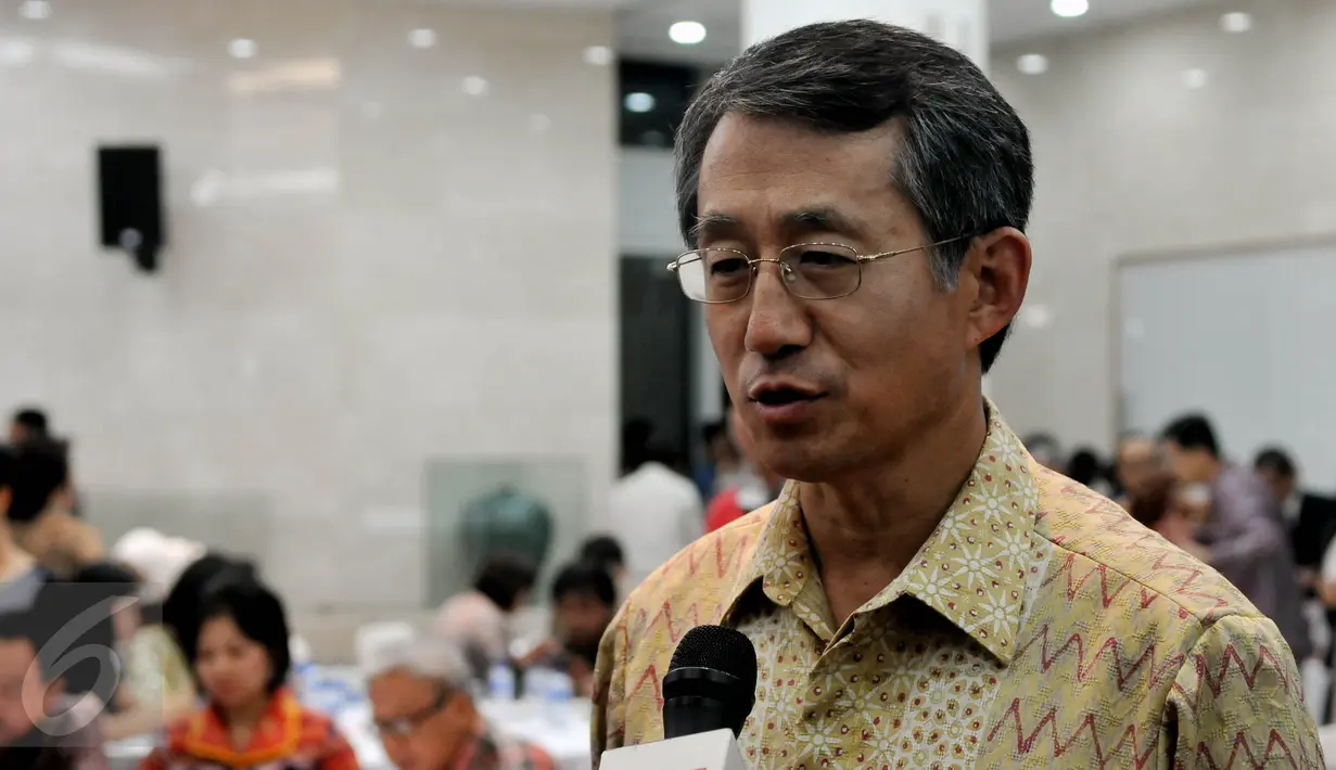Dubes Korsel untuk Indonesia, Cho Taiyong memberi keterangan pers saat Ramah Tamah dengan para jurnalis, Jakarta, Kamis (10/12/2015). Cho Taiyong berterimakasih kepada para jurnalis yang memperkenalkan kebudayaan Korea. (Liputan6.com/ Johan Tallo)