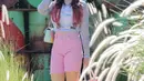 Terlihat dari Instagram pribadi Vicky Shu, ia sedang liburan ke LA. Tampak sangat fashionable dengan outfit yang casual. (Instagram.com/vickyshu)