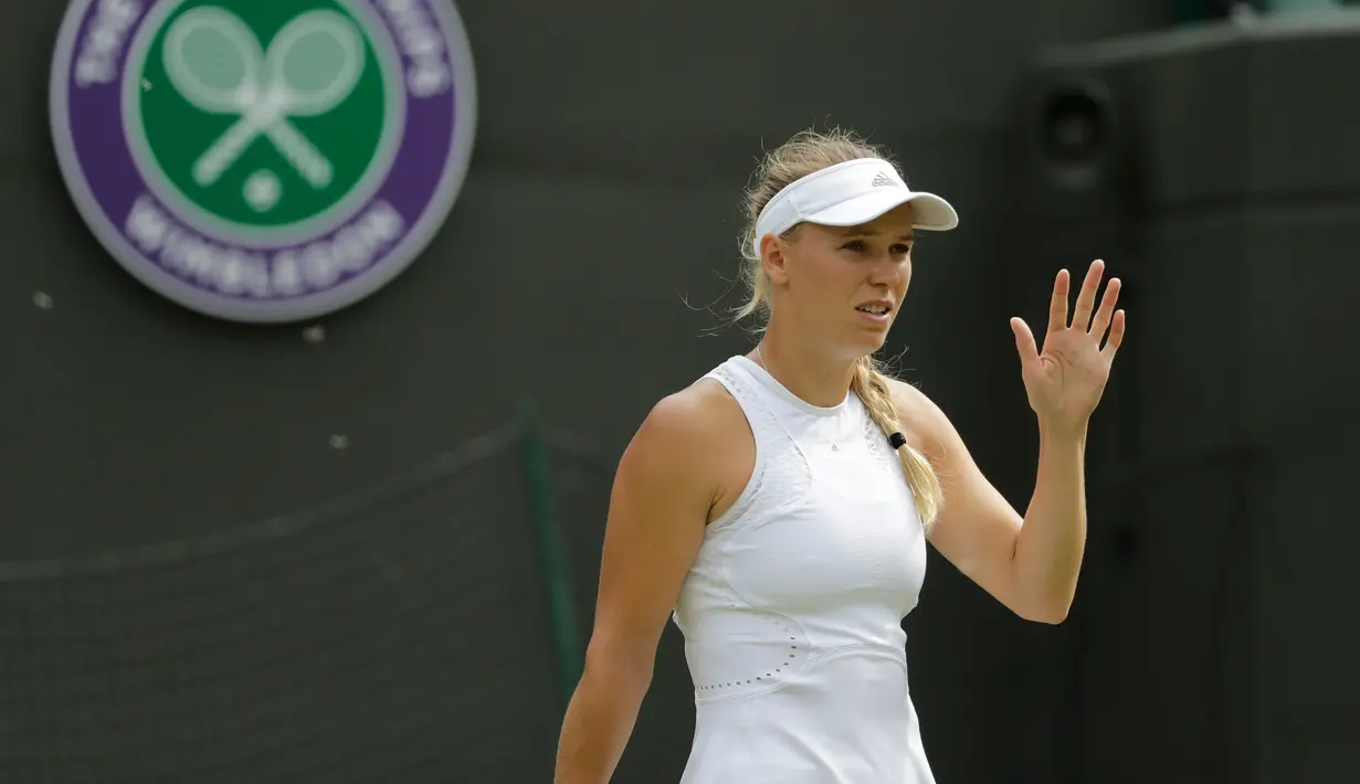 Petenis Denmark, Caroline Wozniacki mengeluhkan gangguan semut terbang kepada wasit ketika melawan petenis Rusia, Ekaterina Makarova pada babak kedua Wimbledon 2018 di London, Rabu (4/7). Wozniacki tersingkir dengan skor 4-6, 6-1, 5-7. (AP/Ben Curtis)