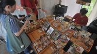 Dalam kesempatan ini pembayaran bisa melalui QRIS BRImo dan lain-lainnya untuk pembelian jajanan kuliner nusantara. (merdeka.com/Imam Buhori)