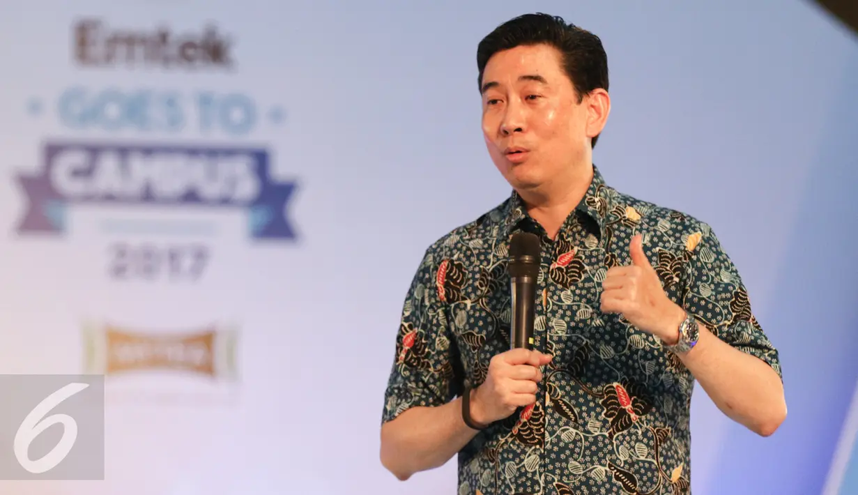 CEO Microsoft Indonesia, Andreas Diantoro berbagi pengalamannya saat mengisi acara CEO Carrer Talk di Kampus Negeri Universitas Semarang, Jawa Tengah, Rabu (5/4). (Liputan6.com/Yoppy Renato)