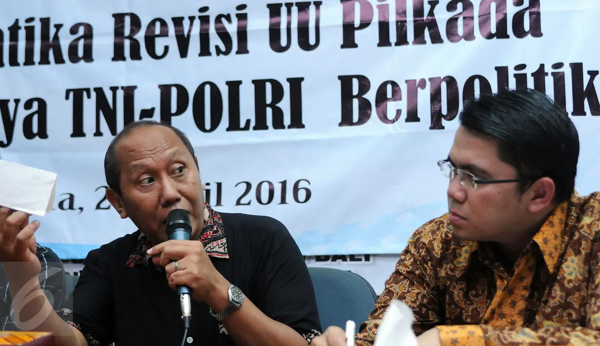 Pengamat politik LIPI, Ikrar Nusa Bhakti (kiri) memberikan pernyataan saat diskusi di gedung YLBHI Jakarta, Sabtu (23/4/2016). Diskusi membahas Problematika Revisi UU Pilkada dan Kembalinya TNI-Polri Berpolitik. (Liputan6.com/Helmi Fithriansyah)