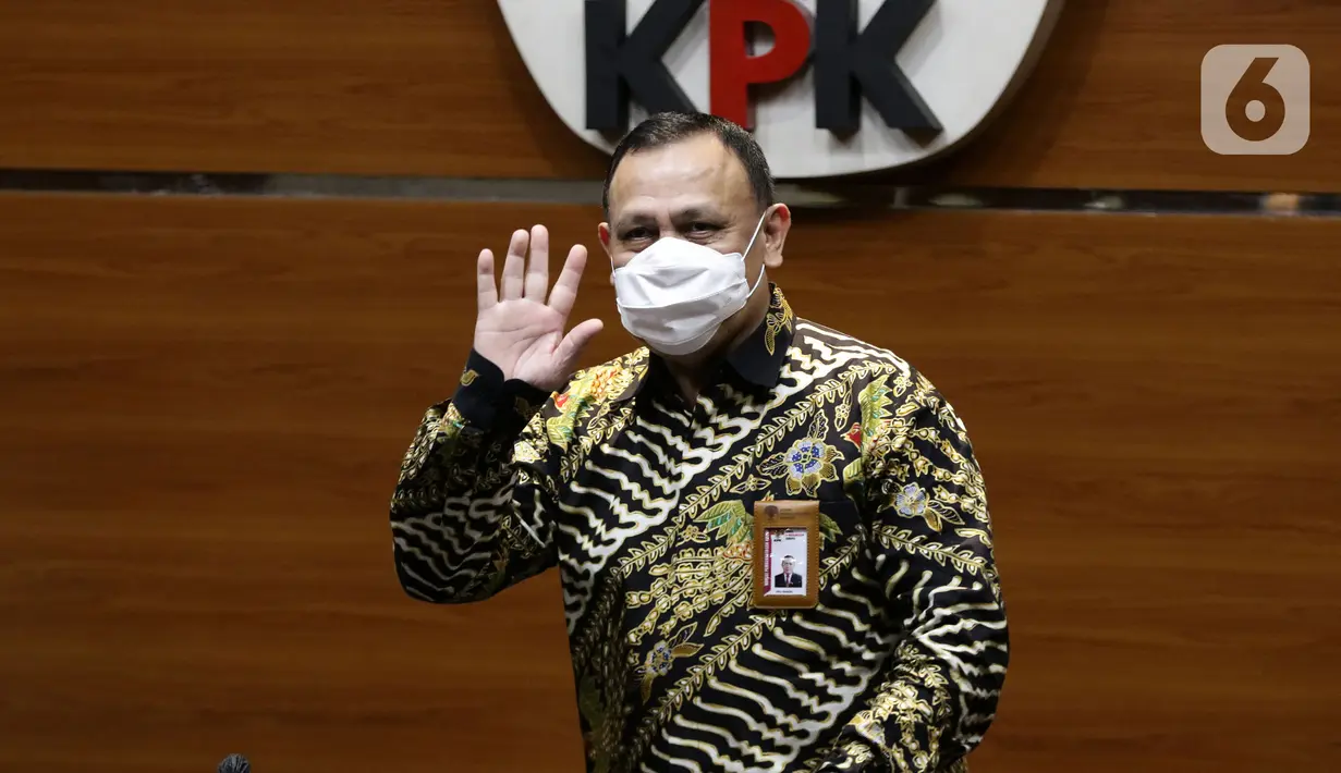 Ketua KPK, Firli Bahuri sesaat sebelum rilis penetapan dan penahanan tersangka suap dan gratifikasi pengadaan barang dan jasa di Kab Hulu Sungai Utara (HSU) 2021-2022, Gedung KPK, Jakarta, Kamis (18/11/2021). KPK menahan Bupati HSU, Abdul Wahid sebagai tersangka. (Liputan6.com/Helmi Fithriansyah)