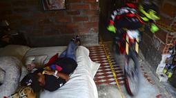 Seorang pebalap downhill sedang berlomba dalam Adrenalina Urban Bike di Comuna 13, Medellin, Kolombia, (1/112015). (AFP Photo/Raul Arboleda)