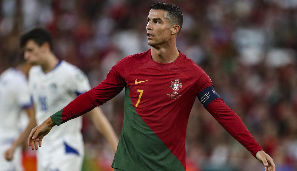 Striker Timnas Portugal, Cristiano Ronaldo sementara menempati posisi runner-up dalam daftar top skor Kualifikasi Euro 2024. Pemain yang kini tengah menjalani musim kedua membela Al Nassr di Liga Arab Saudi ini total telah mencetak 9 gol dari 7 laga di Grup J. Portugal yang sementara memuncaki Grup J dengan raihan poin sempurna 24 dari 8 laga telah dipastikan lolos ke putaran final meski masih menyisakan dua laga lagi. (AFP/Carlos Costa)