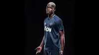 Setelah resmi bergabung, Paul Pogba berpose dalam beberapa gaya dengan jersey MU. (www.manutd.com)