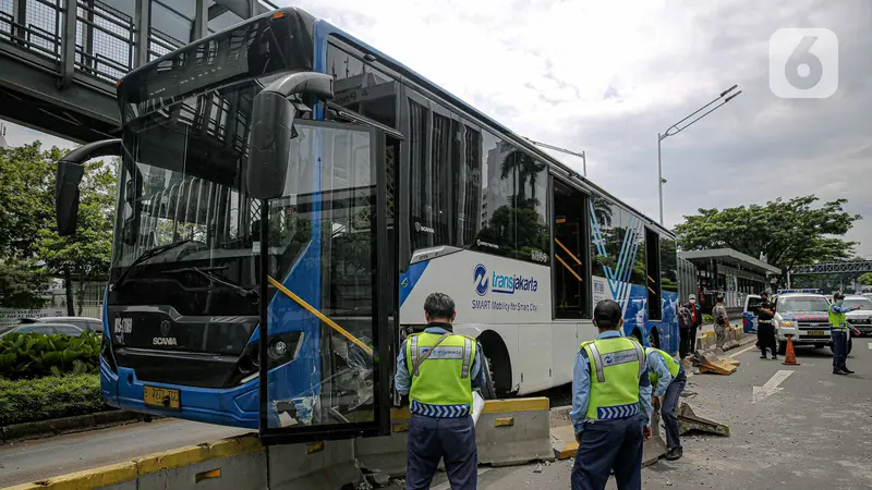 FOTO: Bus Transjakarta Tabrak Separator Busway di Bundaran Senayan