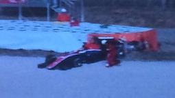 Mobil Manor Racing (MRT05) bernomor 88 yang dikendarai Rio Haryanto melintir dan menabrak tembok di tikungan 4 Sirkuit Catalunya, Barcelona, Spanyol, Kamis (25/2/2016) saat sesi terakhir tes pramusim F1. (Bola.com/Twitter)