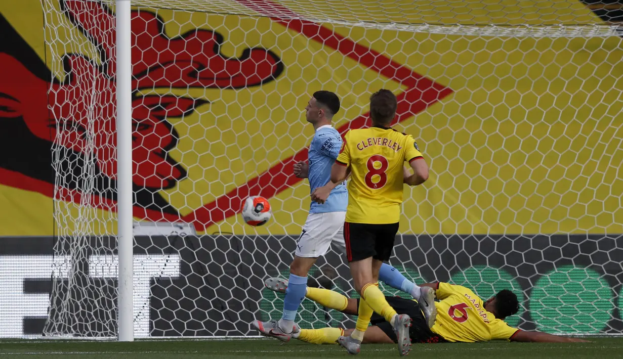 Pemain Manchester City Phil Foden (kiri) mencetak gol ke gawang Watford pada lanjutan Liga Premier Inggris di Stadion Vicarage Road, Watford, Inggris, Selasa (21/7/2020). Manchester City menang 4-0. (Adrian Dennis/Pool via AP)