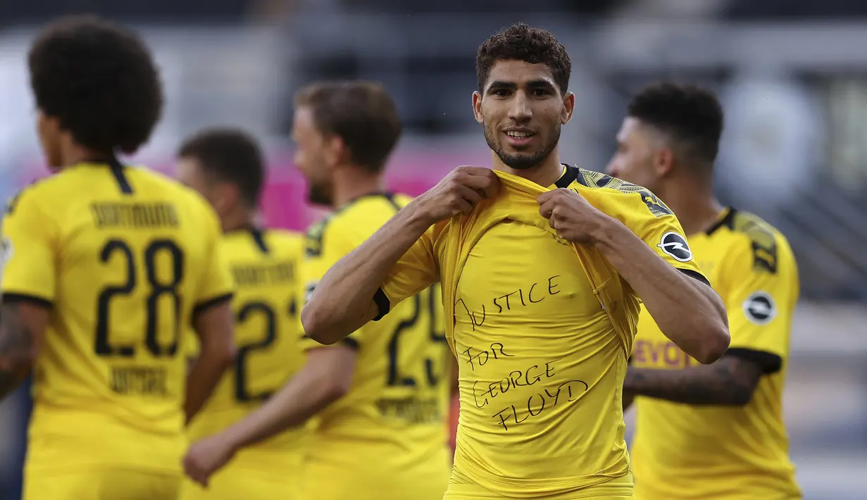 Pemain Borussia Dortmund Achraf Hakimi Mouh melakukan selebrasi usai mencetak gol ke gawang SC Paderborn 07 dengan menunjukkan tulisan 'Justice for George Floyd' pada kausnya di Benteler Arena, Paderborn, Jerman, Minggu (31/6/2020). (Lars Baron/Pool via AP, File)