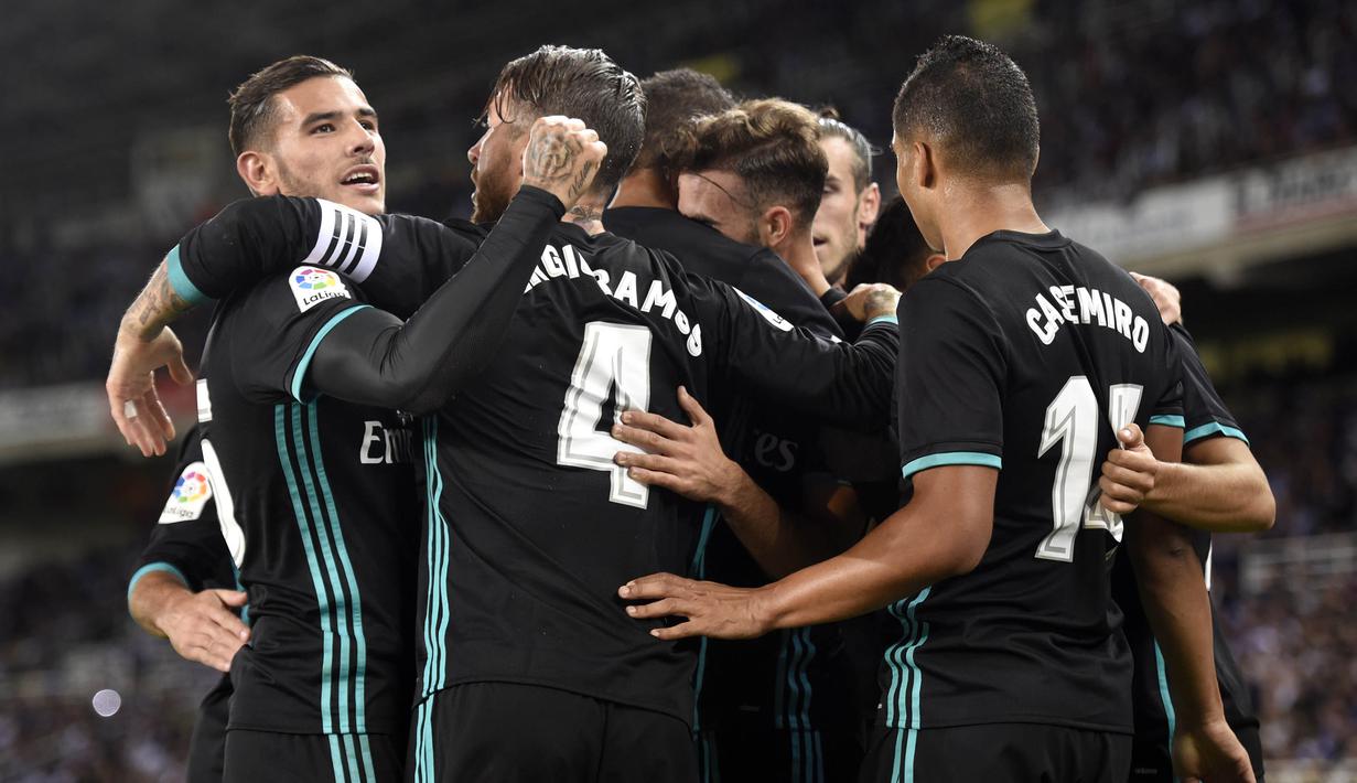 Para pemain Real Madrid, merayakan gol yang dicetak oleh Borja Mayoral ke gawang Real Sociedad pada laga La Liga di Stadion Anoeta, Minggu (17/9/2017). Real Madrid menang 3-1 atas Real Sociedad. (AFP/Ander Gillenea)