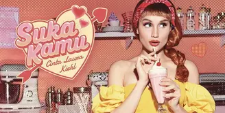 Cinta Laura Kiehl kembali merilis single berjudul "Suka Kamu" bertemakan asmara pada Jumat ini (13/5). Dalam video klipnya, Cinta terlihat bak Barbie, penasaran seperti apa? Yuk intip