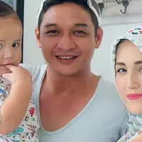 Pasha Ungu kembali dikaruniai seorang anak. Setelah sebelumnya ia telah memiliki tiga orang anak laki-laki, anak keempatnya kali ini berjenis kelamin perempuan. (Instagram/adeliapashaofficial)
