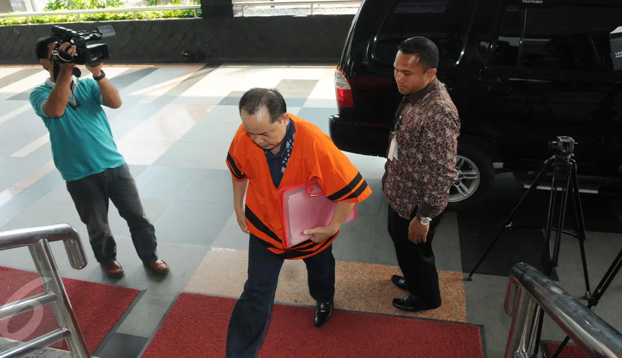 Edy Santoni tiba di Gedung KPK, Jakarta,(19/8). Kasus dugaan suap penanganan perkara korupsi penyalahgunaan honor Dewan Pembina RSUD M Yunus Bengkulu dengan tersangka Syafri Syafii. (Liputan6.com/Helmi Afandi)