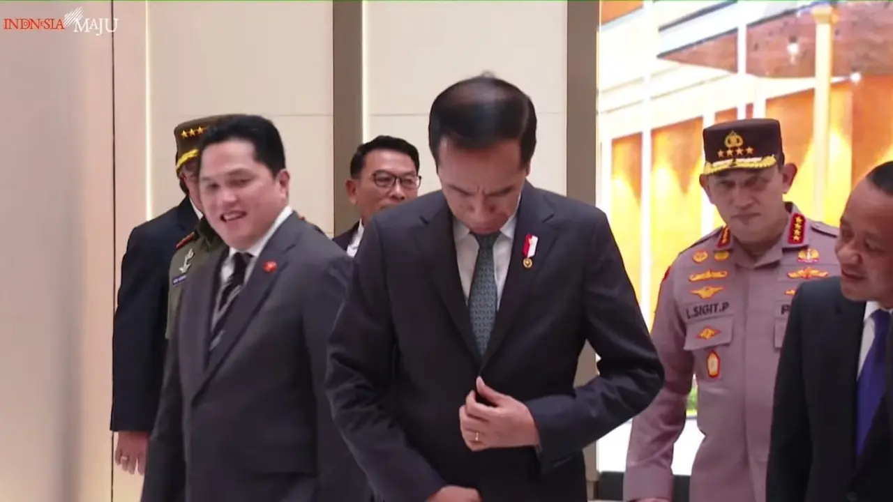 Presiden Joko Widodo (Jokowi) tak lagi pakai dasi kuning saat kunker. (Merdeka).