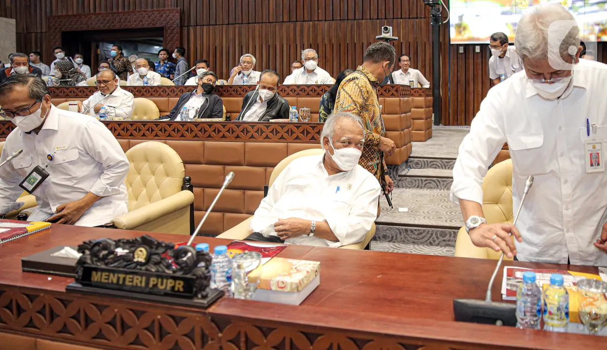 Menteri Pekerjaan Umum dan Perumahan Rakyat (PUPR) Basuki Hadimuljono saat tiba untuk mengikuti rapat kerja bersama Komisi V DPR RI di Kompleks Parlemen, Senayan, Jakarta, Selasa (17/1/2023). Rapat tersebut membahas tentang pembahasan program-program Kementerian PUPR tahun 2023 dan evaluasi pelaksanaan anggaran tahun 2022. (Liputan6.com/Faizal Fanani)