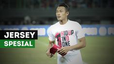 Jersey spesial digunakan kapten Timnas Indonesia, Hansamu Yama, untuk penghormatan kepada Choirul Huda dalam laga uji coba melawan Guyana.