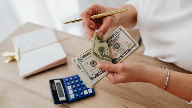 Cara Mengatur Gaji UMR agar Tak Cepat Habis dengan Metode 50/30/20