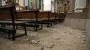Puing-puing menutupi lantai sebuah gereja sehari setelah gempa bumi di Coalcoman, negara bagian Michoacan, Meksiko, Selasa (20/9/2022). Dua orang tewas dan puluhan bangunan rusak oleh gempa berkekuatan Magnitudo 7,6 yang mengguncang Meksiko pada peringatan dua gempa dahsyat, kata pihak berwenang Selasa. (AP Photo/Armando Solis)