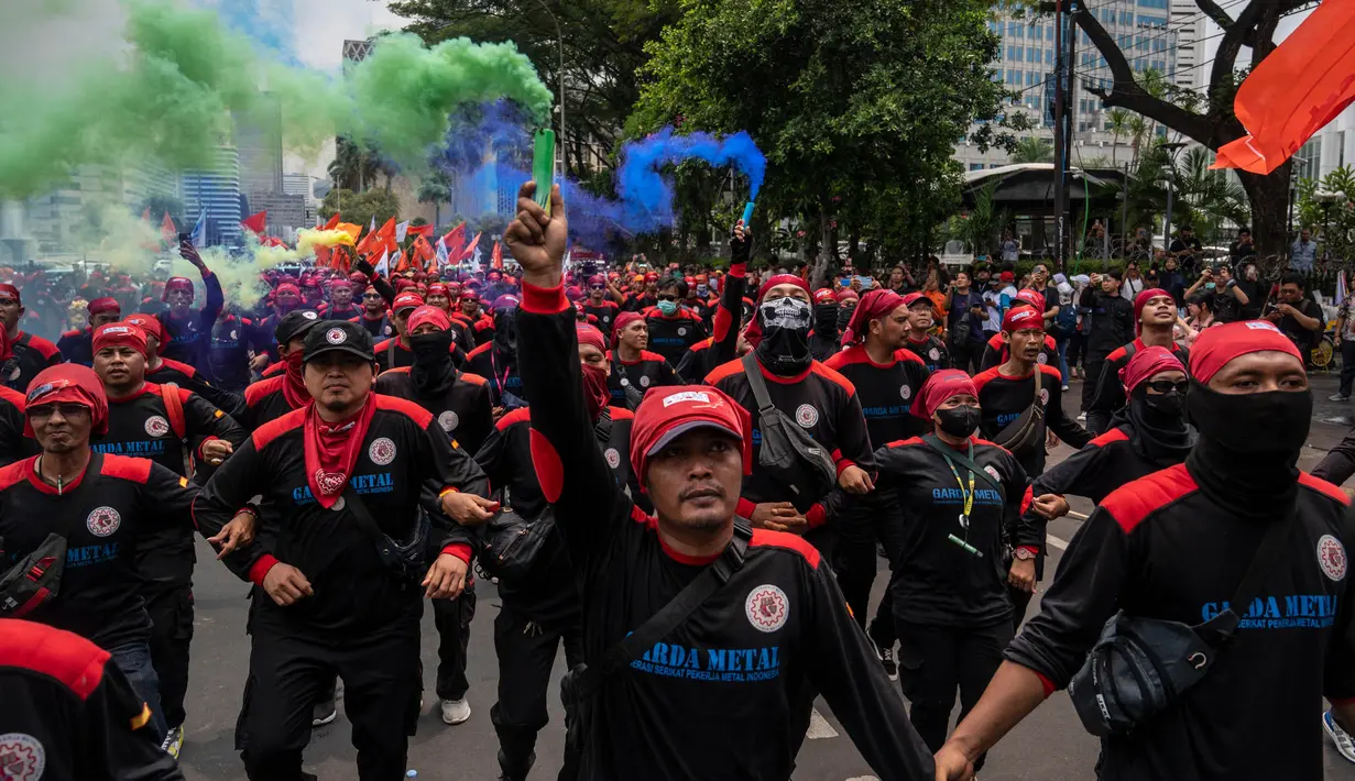 Para buruh juga mendesak pemerintah mencabut Omnibus Law Undang-Undang (UU) Cipta Kerja khususnya klaster ketenagakerjaan dan perlindungan petani. (JUNI KRISWANTO/AFP)