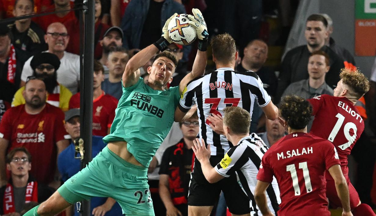 Di kompetisi Premier League 2022/2023, Nick Pope (kiri) telah mencatatkan 13 nirbobol dari total 28 pertandingan yang telah ia mainkan. Ia juga telah kebobolan 20 gol sejauh ini. Pope juga telah melakukan 62 penyelamatan, 25 high claims, dan 14 penyelamatan pukulan. (AFP/Paul Ellis)