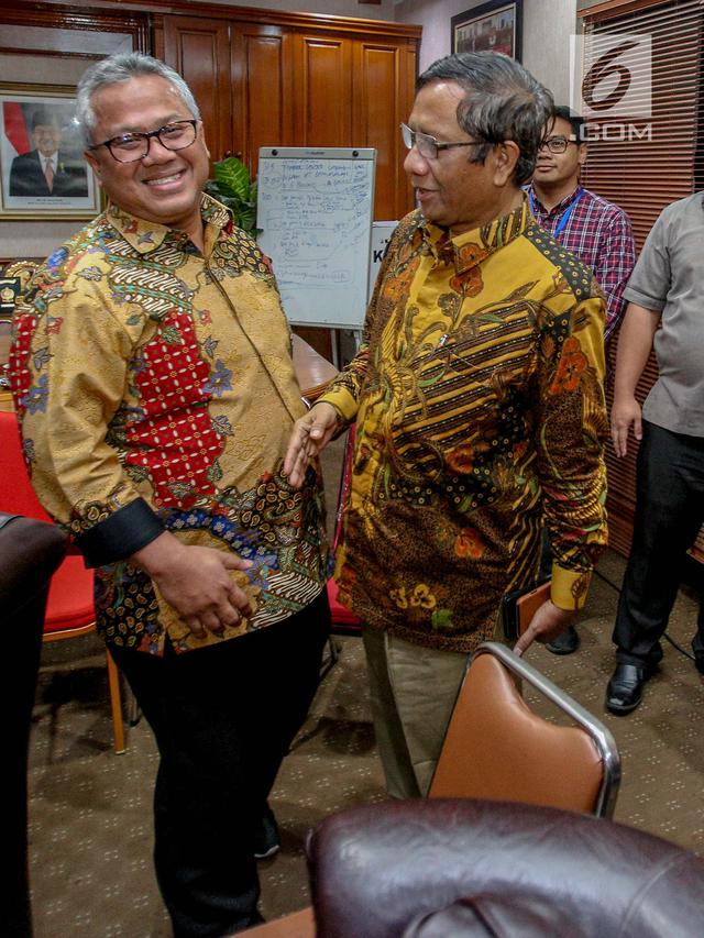 Beri Dukungan Moral, Mahfud MD Sambangi KPU