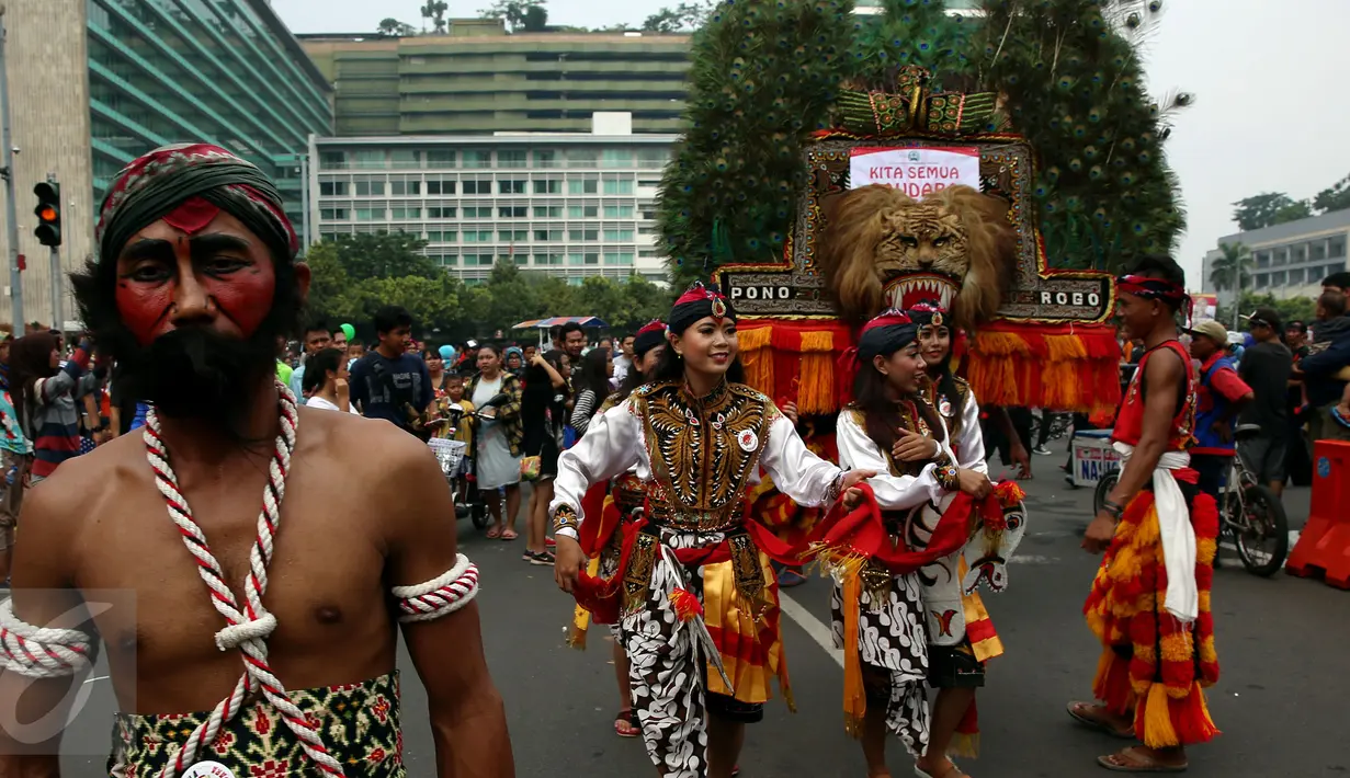 Sejumlah penari Reog Ponorogo adat Ponogoro menghibur pengunjung Car Free Day di Bundaran HI, Jakarta, Minggu (27/11).  Tarian ini sebagai bentuk solidaritas saling menghargai satu sama lain. (Liputan6.com/Johan Tallo)