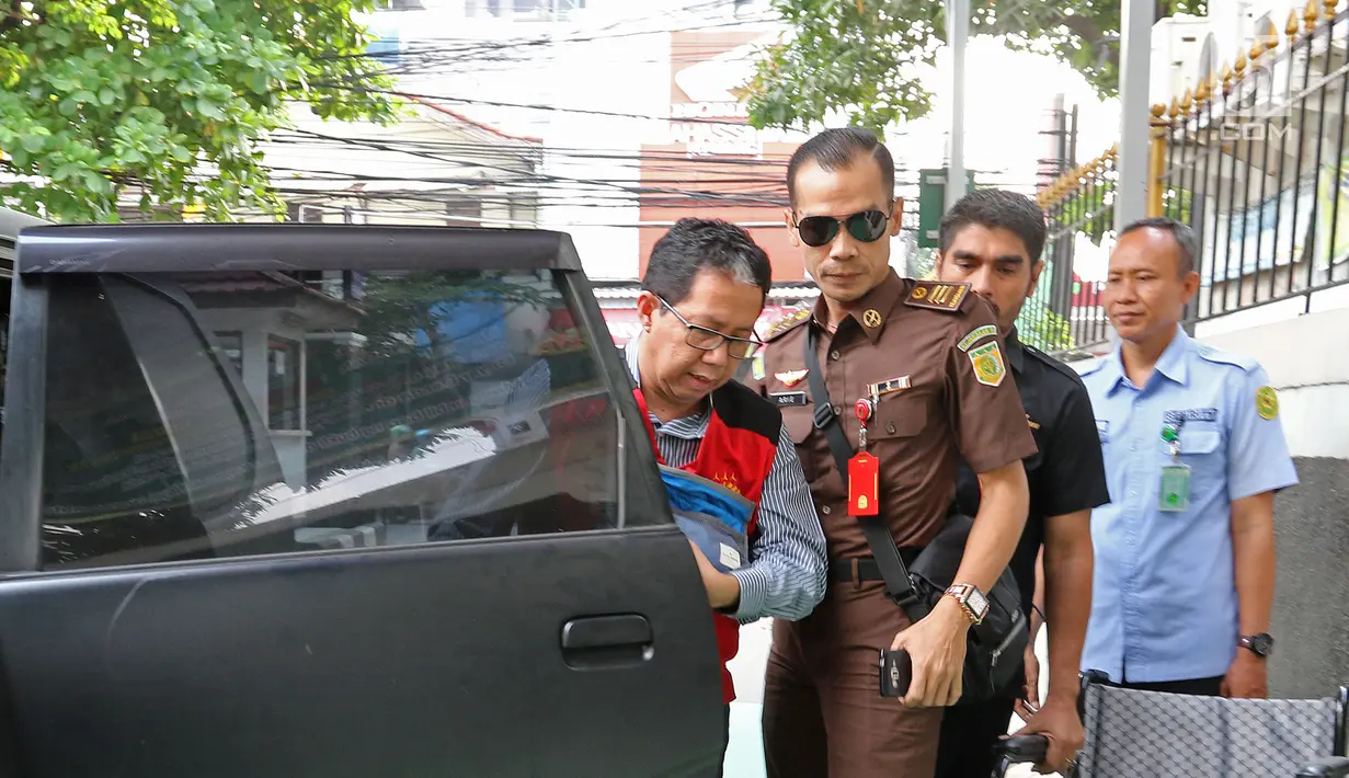 Terdakwa kasus penghancuran barang bukti dugaan pengaturan skor Joko Driyono (kiri) dikawal petugas saat akan menjalani sidang di PN Jakarta Selatan, Jakarta, Kamis (4/7/2019). Jaksa Penuntut Umum (JPU) menilai Joko Driyono bersalah. (Liputan6.com/Herman Zakharia)
