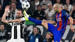 Duel antara Mascherano (kanan) dengan Gonzalo Higuain perempat final leg pertama Liga Champions antara Juventus vs Barcelona di Juventus Stadium, Italia, Rabu (12/4). Juve taklukan Barca 3-0. (AFP PHOTO / MIGUEL MEDINA)