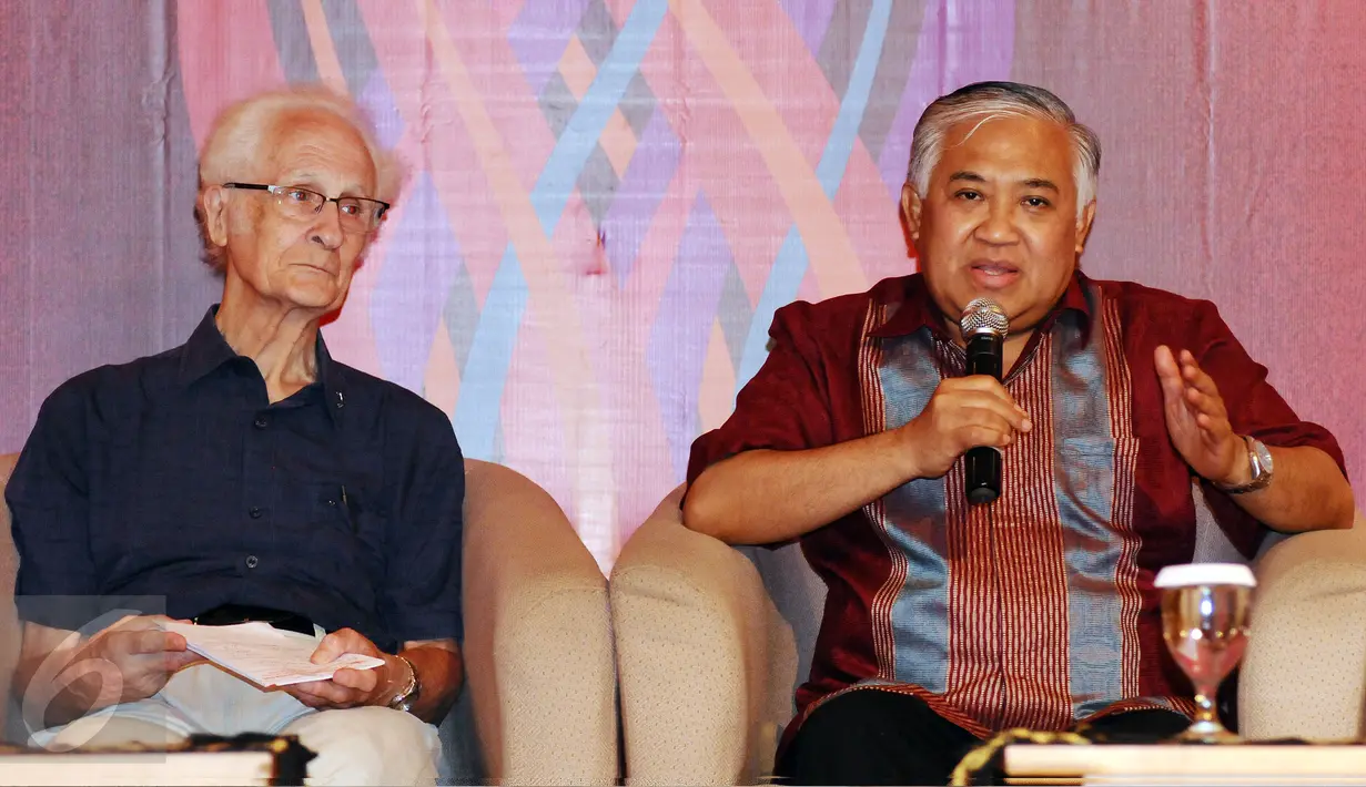 Ketua Pergerakan Indonesia Maju, Din Syamsuddin (kanan) memberi pernyataan refleksi akhir tahun 2016 bertema Tantangan Merawat Kebangsaan Indonesia di Jakarta, Kamis (29/12). Sejumlah tokoh hadir dalam refleksi tersebut. (Liputan6.com/Helmi Fithriansyah)