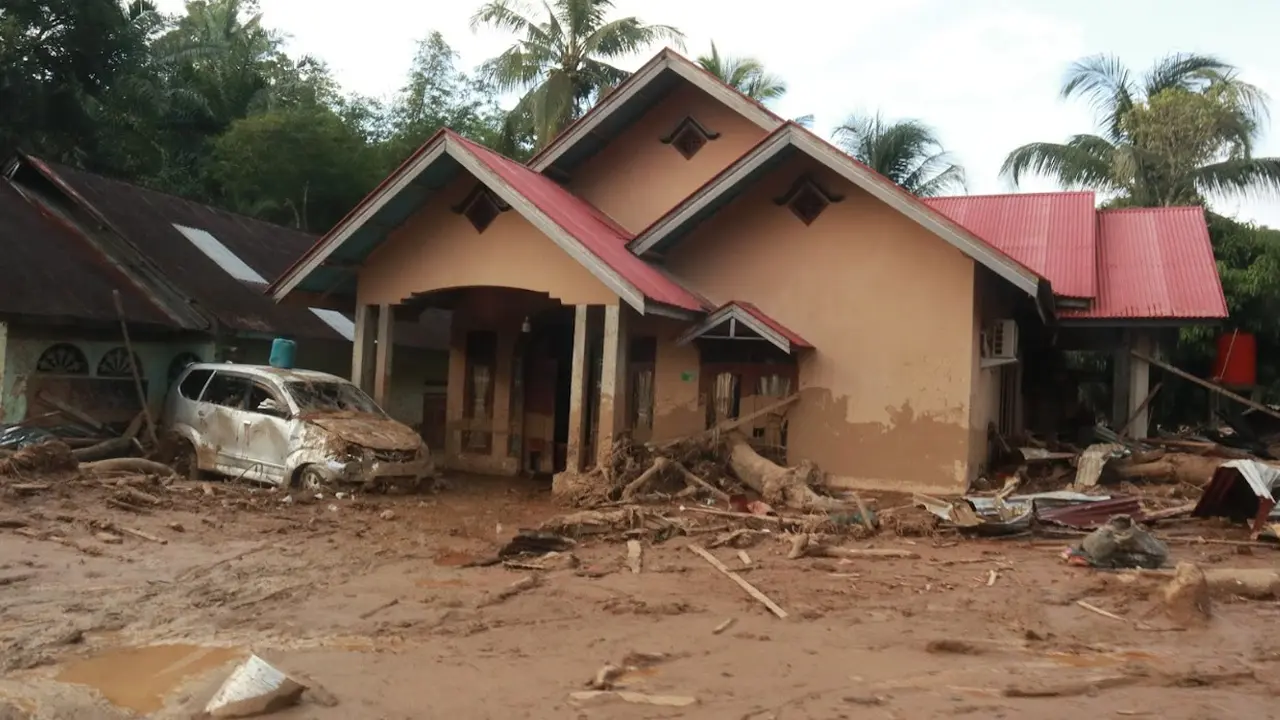 Banjir bandang yang melanda Kecamatan Palembayan, Kabupaten Agam, Sumatera Barat (Sumbar).