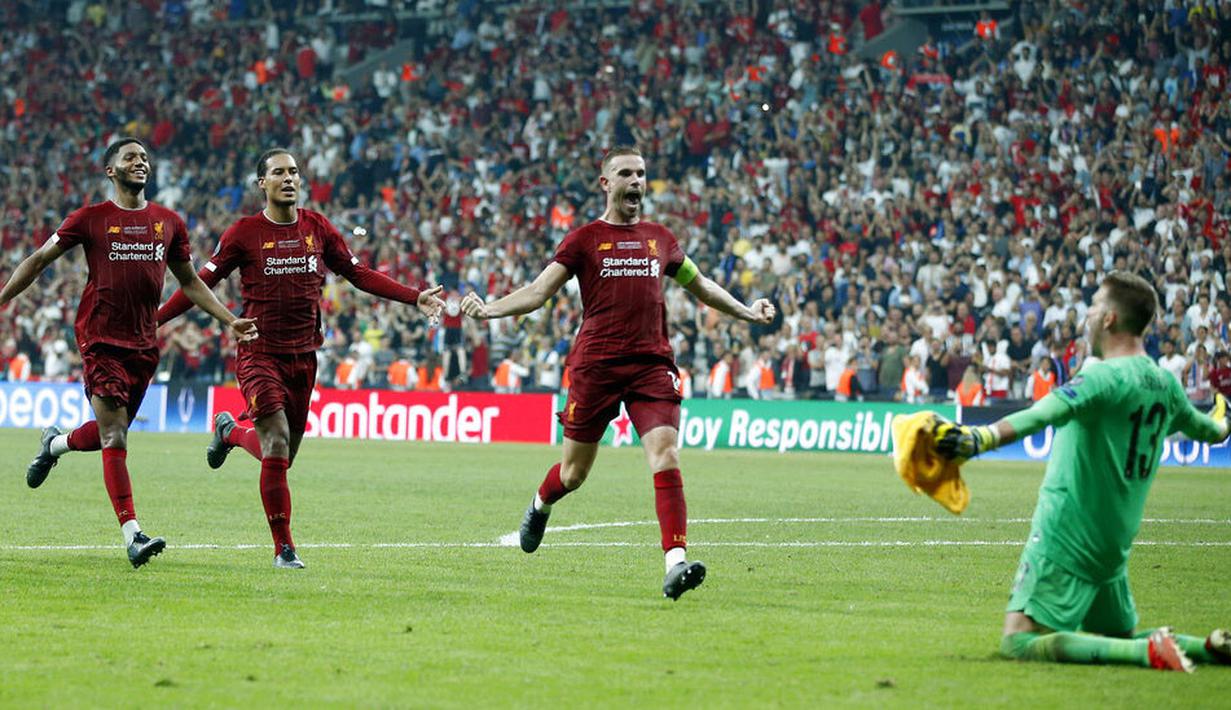 Para pemain Liverpool merayakan gelar juara Piala Super Eropa 2019 setelah mengalahkan Chelsea di Stadion Vodafone Park, Istanbul, Rabu (4/8). Liverpool mengalahkan Chelsea lewat adu penalti dengan skor 5-4. (AP/Lefteris Pitarakis)