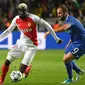 Gelandang AS Monaco, Tiemoue Bakayoko berusaha membawa bola dari kejaran penyerang Juventus, Gonzalo Higuain di leg pertama semifinal Liga Champions di stadion Louis II, Monaco (4/5). Juventus menang atas Monaco dengan skor 2-0. (AFP Photo/Boris Horvat)