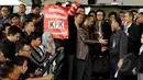 Ketua KPK, Abraham Samad (jaket coklat) bersalaman dengan Bambang Widjojanto di depan Gedung KPK, Jakarta, Selasa (3/2/2015). Bambang Widjojanto memenuhi panggilan pemeriksaan kedua sebagai tersangka di Bareskrim Mabes Polri. (Liputan6.com/Faisal R Syam)