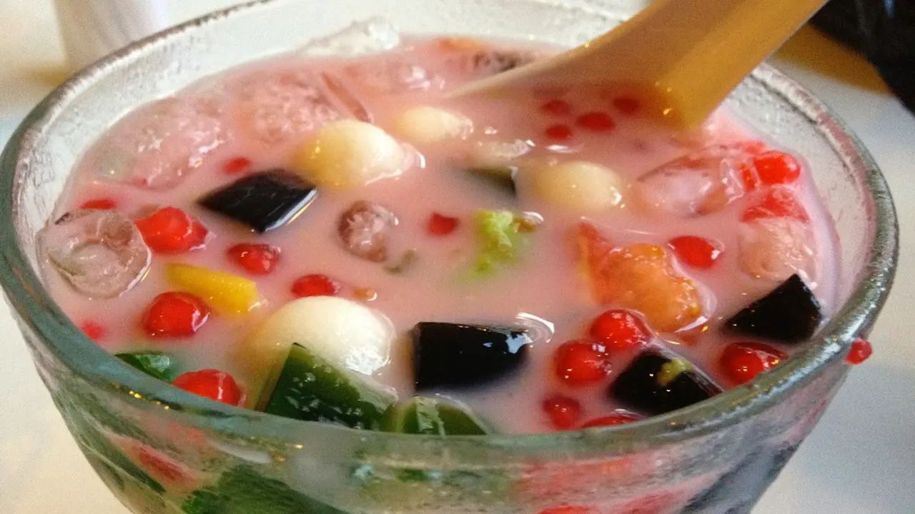 Es Buah vs Campur, Nikmat Mana untuk Buka Puasa?