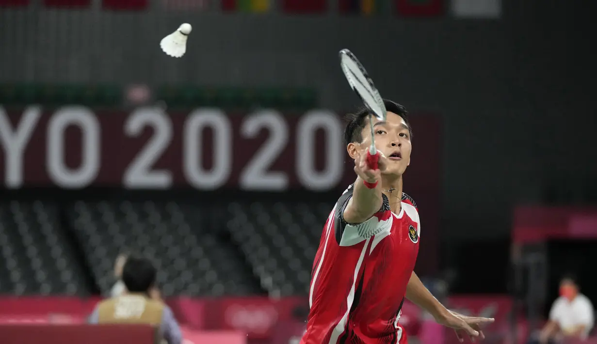 Pebulu tangkis Indonesia Jonatan Christie saat melawan pebulu tangkis China Yu Qi Shi pada pertandingan tunggal putra Olimpiade Tokyo 2020 di Tokyo, Jepang, Kamis (29/7/2021). Jonatan Christie kalah dari Yu Qi Shi. (AP Photo/Dita Alangkara)