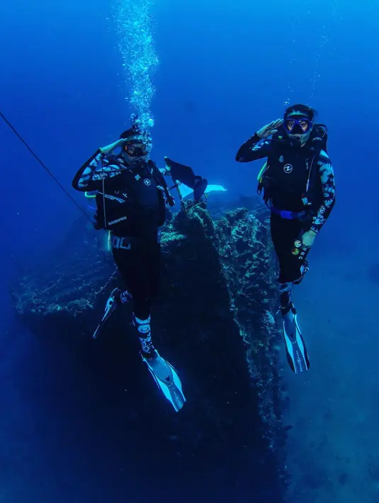 Bersama sang istri, Sammy Simorangkir diving menghampiri sebuah kapal karam yang sudah sangat tua. (Foto: Instagram/@sammysimorangkir)