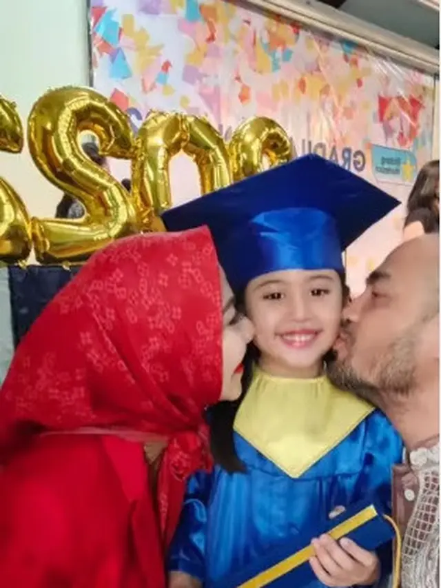 Vania Athabina, putri angkat Venna Melinda menjalani wisuda TK (Foto: Instagram @vennamelindareal)