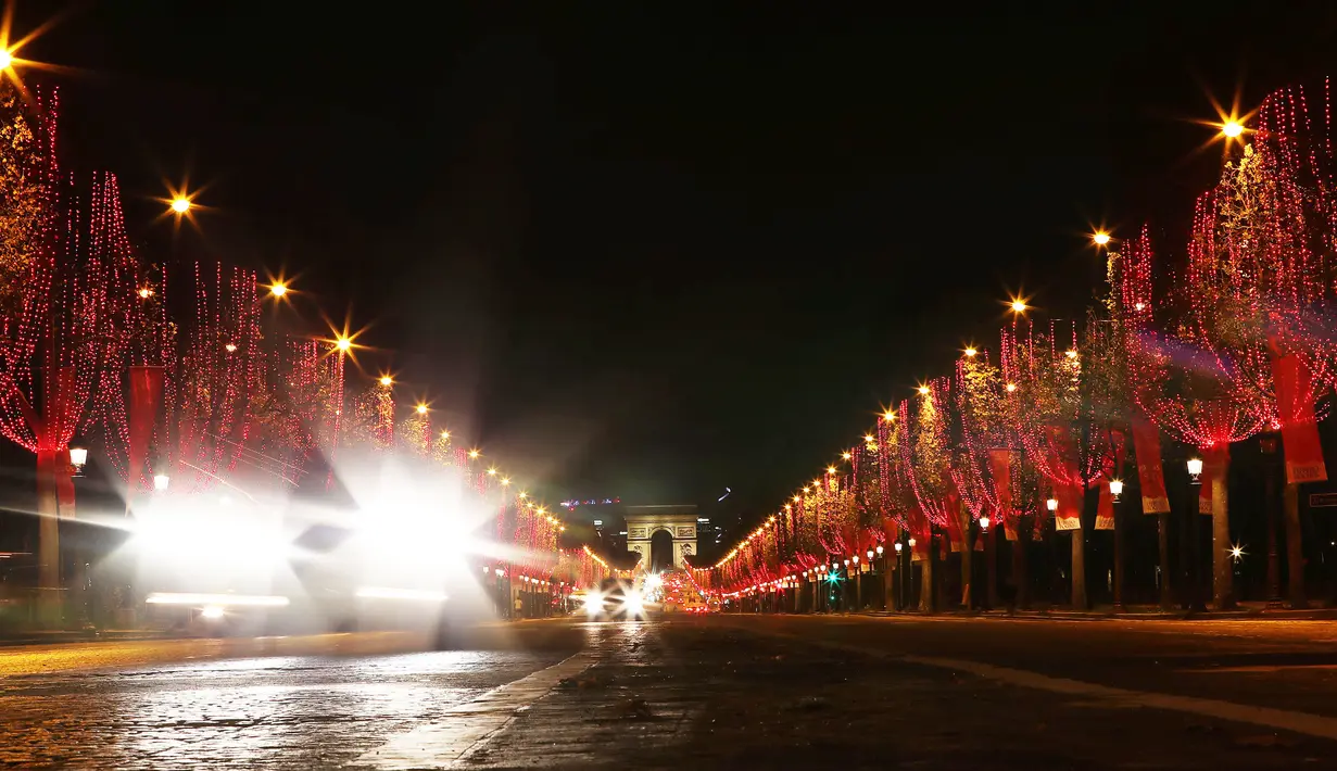 Champs-Elysees Avenue dan Arc de Triomphe tampak terang usai lampu Natal dinyalakan di Paris, Prancis, pada 22 November 2020. Upacara penyalaan lampu digelar pada Minggu (22/11), tetapi penonton tidak diizinkan datang ke lokasi lantaran diberlakukannya kebijakan lockdown COVID-19. (Xinhua/Gao Jing)