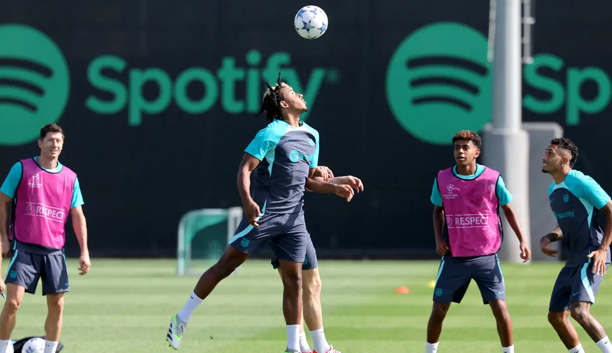 Pemain Barcelona, Jules Kounde, menyundul bola saat sesi latihan jelang laga Liga Champions di Sant Joan Despi, Barcelona, Senin (19/9/2023). Barca akan berhadapan dengan Antwerp FC. (AFP/Lluis Gene)