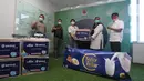 Jaringan Katholik Melawan Covid Yulius Setiarto, Ketua Gugus Tugas Penanganan Covid GP Ansor Faisal Saimima, Brand Manager Aice Group Sylvana Zhong, Direktur Kesiapsiagaan BNPB Eny Supartini dan Direktur Peringatan Dini Afrial Rosya pada donasi masker di Jakarta, (16/9/2020). (Liputan6.com/HO/Agus)