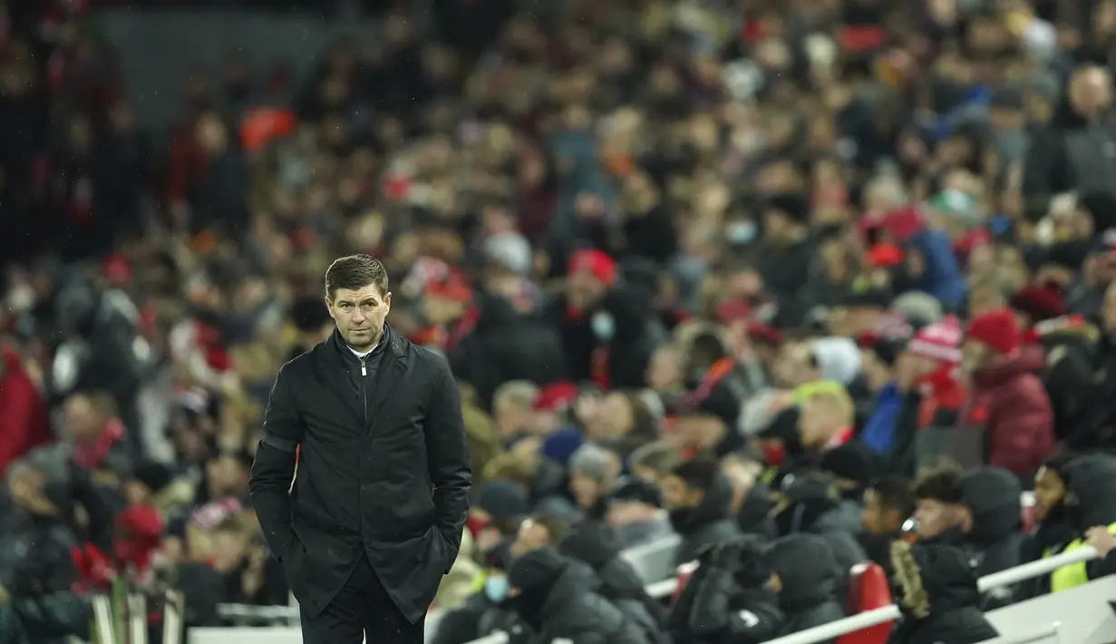 Steven Gerrard mendapatkan sambutan hangat dari para fans Liverpool menyambut kedatangan kembali Captain Fantastic di Anfield meskipun kini dengan status sebagai pelatih Aston Villa, lawan yang harus dikalahkan. (AP/Jon Super)