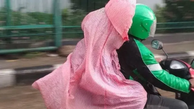 Kumpulan Potret Jas Hujan yang Bikin Kamu Jadi Pusat Perhatian (ist)