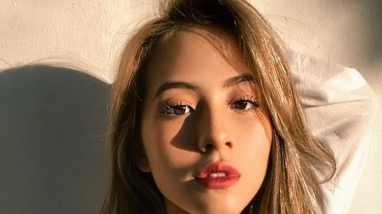 7 Pemotretan Adhisty Zara Ini Curi Perhatian, Dianggap Bak Boneka