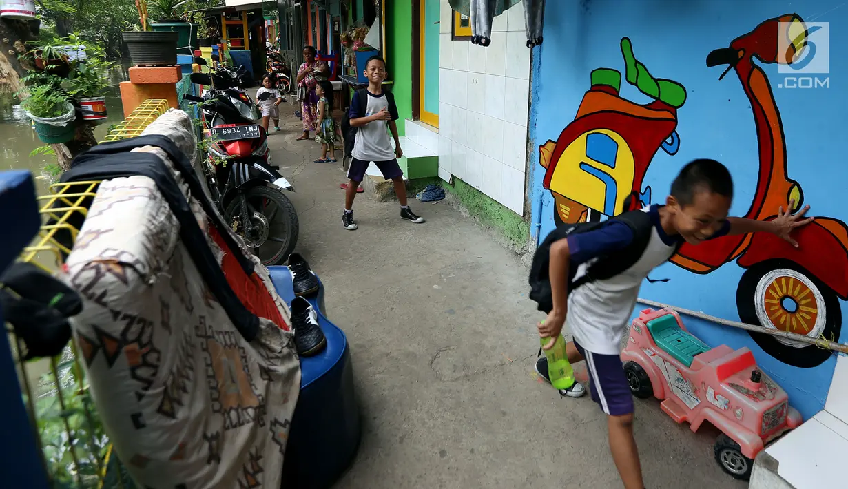Aktivitas warga di kampung warna-warni, Jalan Pancawarga, Cipinang Besar Selatan, Jakarta, Kamis (2/11). Program kampung warna-warni dan bebas asap rokok itu merupakan perlindungan bagi wanita dan anak-anak dari bahaya rokok. (Liputan6.com/Johan Tallo)