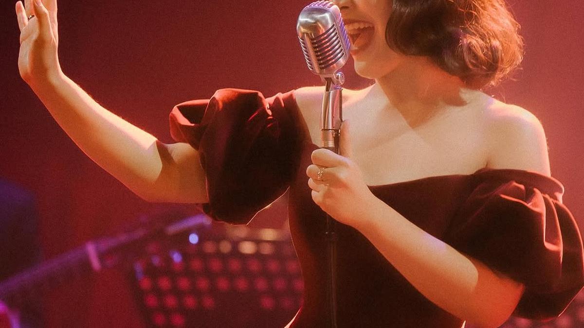Gaya Bernadya Pancarkan Pesona Old Glam Hollywood dengan Rambut Pendek Bergelombang di Konser Penutup Eranya