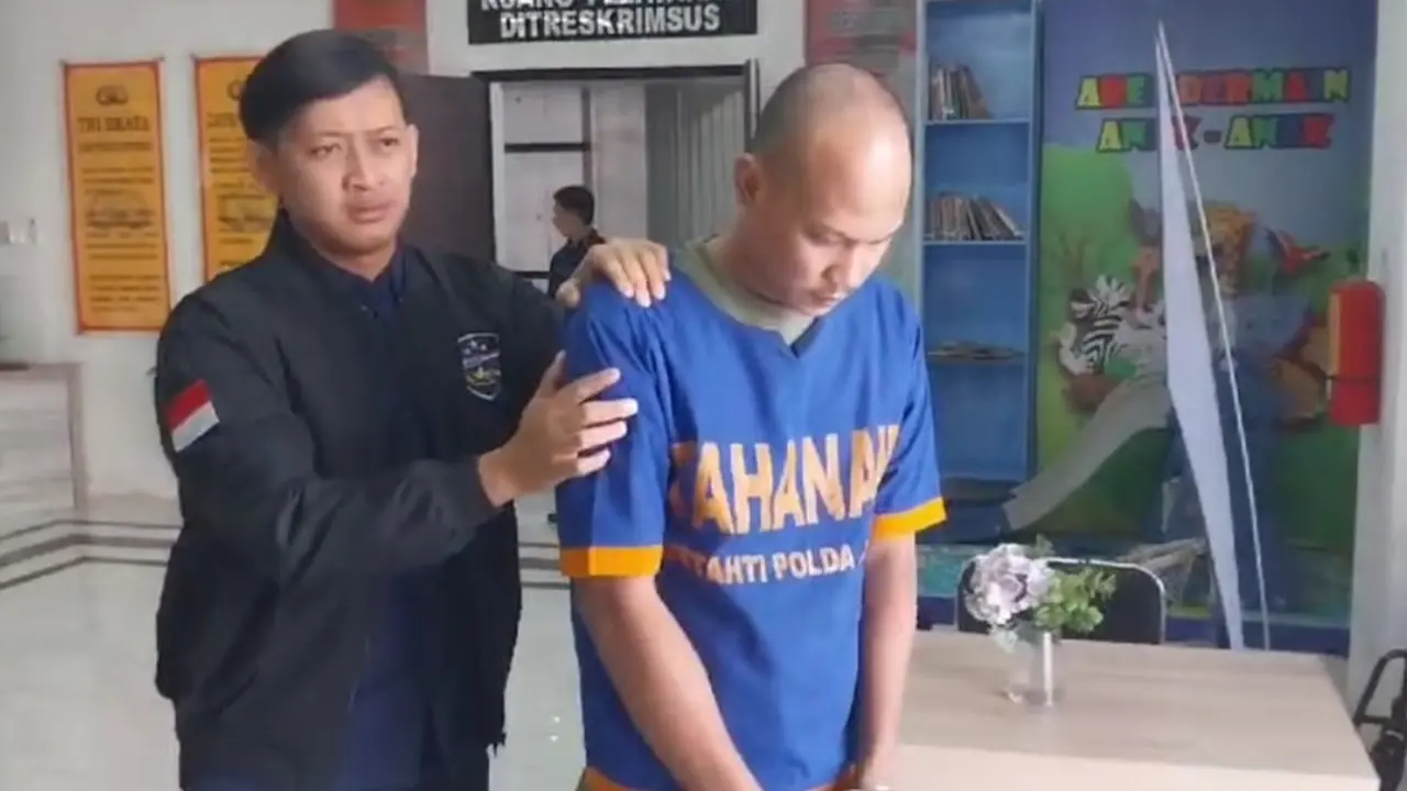 GWH saat digelandang ke Mapolda Jatim. (Dian Kurniawan/Liputan6.com)