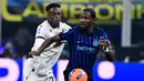 Skor 3-1 tidak berubah hingga akhir pertandingan. Tampak dalam foto, bek Bologna asal Kolombia, Jhon Lucumi (kiri) dan penyerang Inter Milan asal Prancis, Marcus Thuram (kanan), berebut bola selama pertandingan pekan ke-17 Serie A Italia di Stadion San Siro, Milan, Minggu (4/1/2026) waktu setempat atau Senin (5/1/2026) dini hari WIB. (Piero CRUCIATTI/AFP)