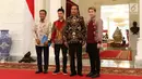 Presiden Joko Widodo atau Jokowi (dua kanan) foto bersama Menpora Imam Nahrawi (kiri) dan ganda putra peraih emas di All England, Kevin Sanjaya/Marcus Gideon di Istana Merdeka, Jakarta, Senin (2/4). (Liputan6.com/Angga Yuniar)